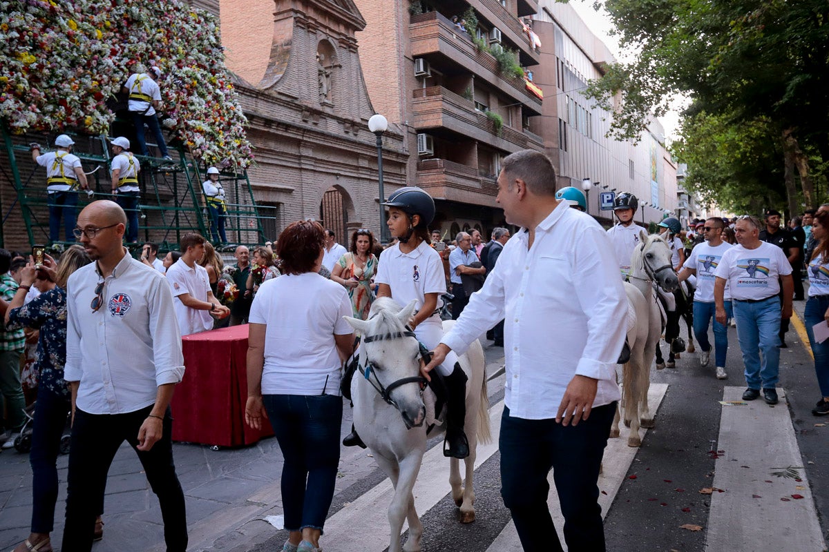 Miles de granadinos se reúnen en la Carrera para llenar de color la Basílica de las Angustias 