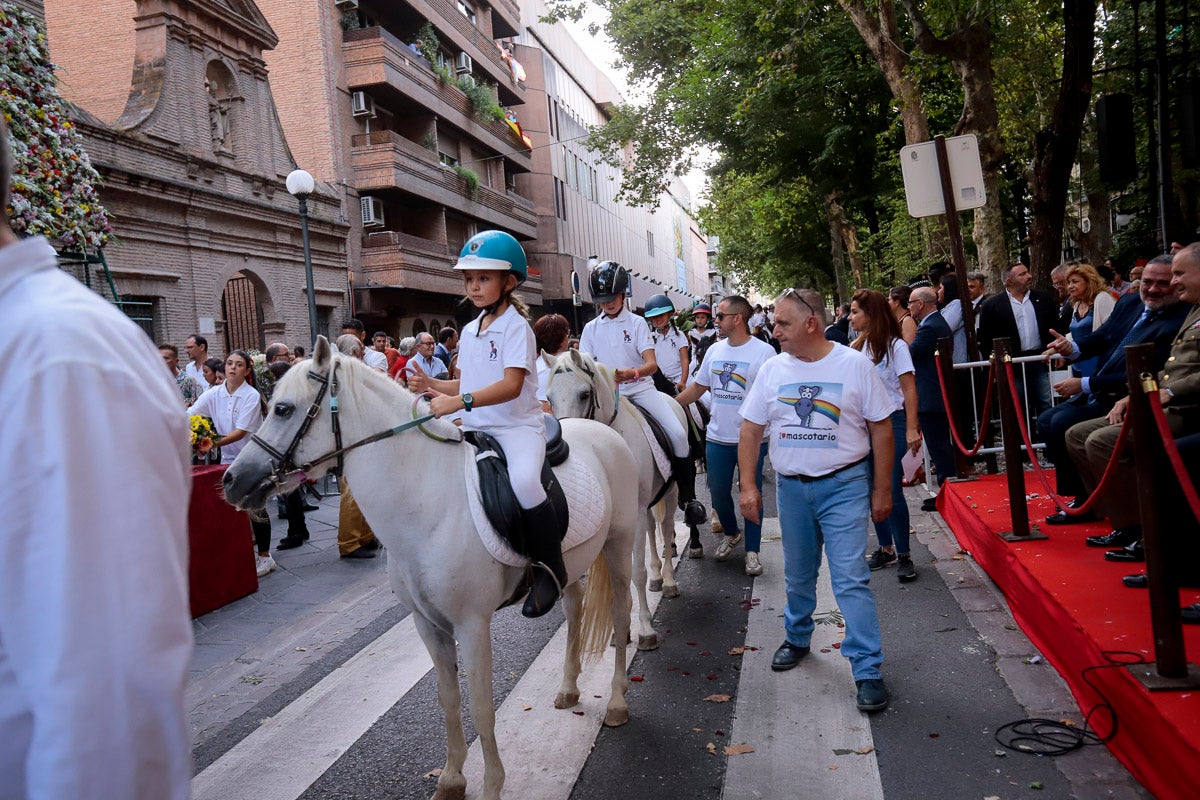 Miles de granadinos se reúnen en la Carrera para llenar de color la Basílica de las Angustias 