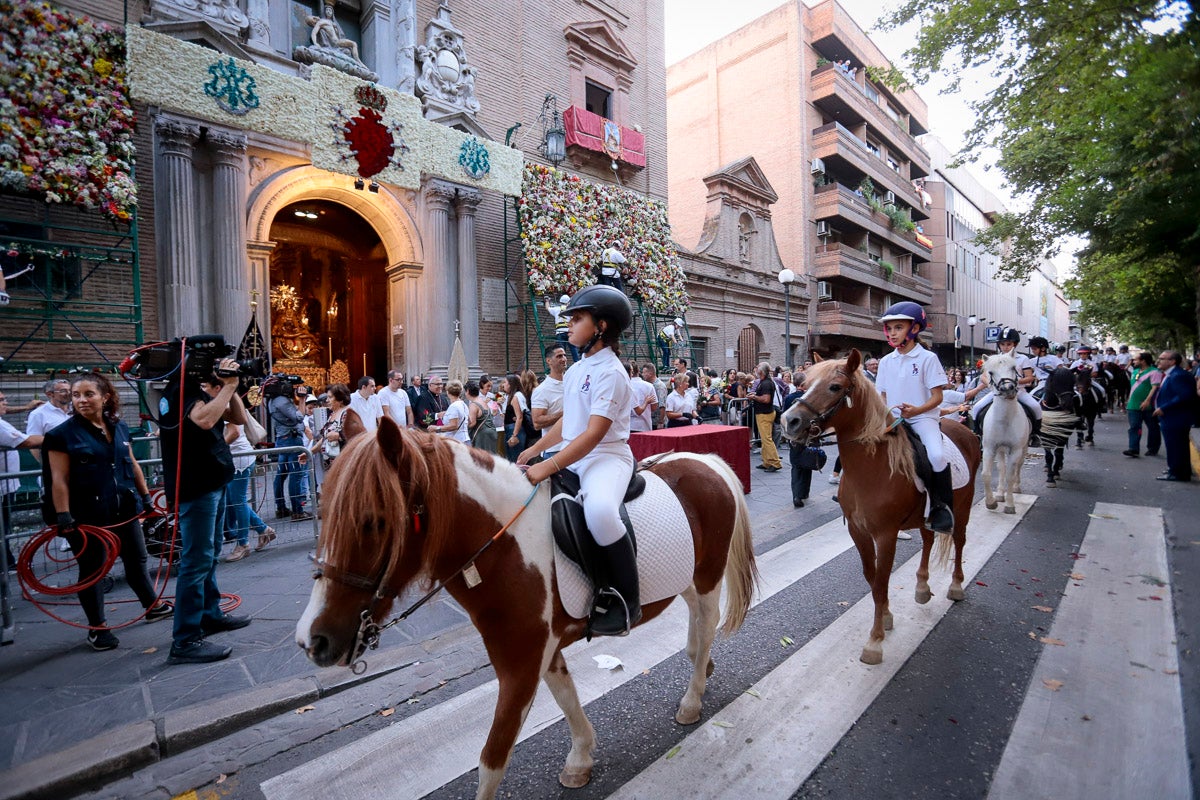 Miles de granadinos se reúnen en la Carrera para llenar de color la Basílica de las Angustias 