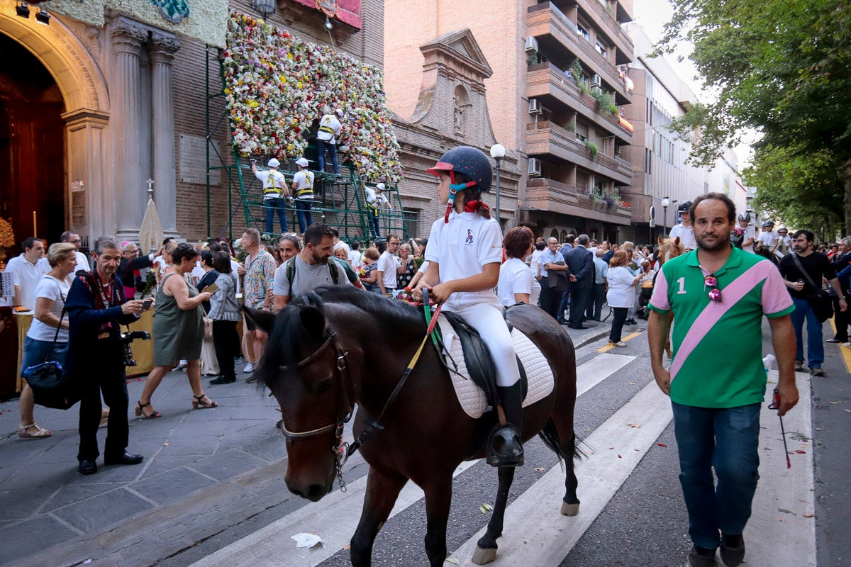 Miles de granadinos se reúnen en la Carrera para llenar de color la Basílica de las Angustias 