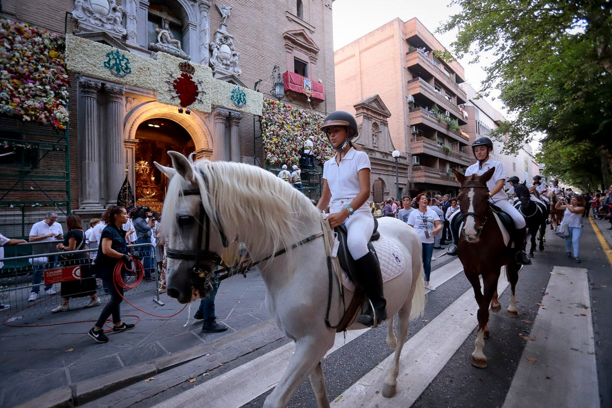 Miles de granadinos se reúnen en la Carrera para llenar de color la Basílica de las Angustias 