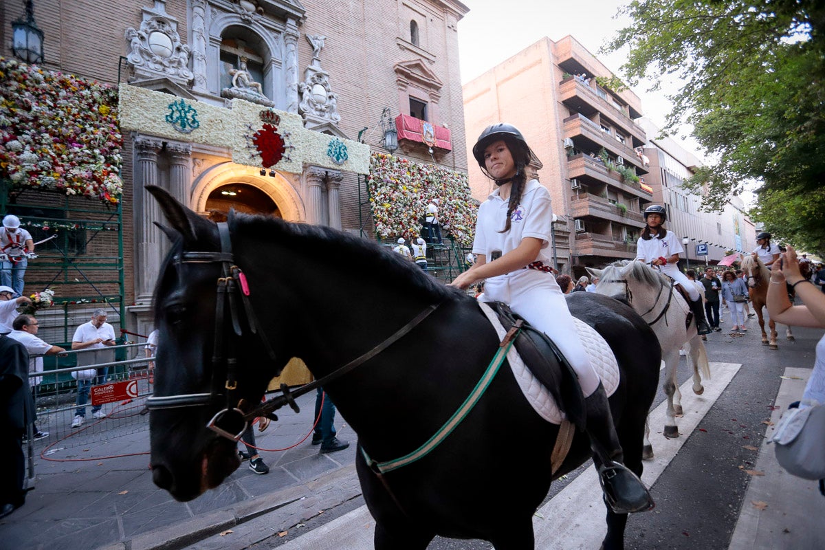 Miles de granadinos se reúnen en la Carrera para llenar de color la Basílica de las Angustias 