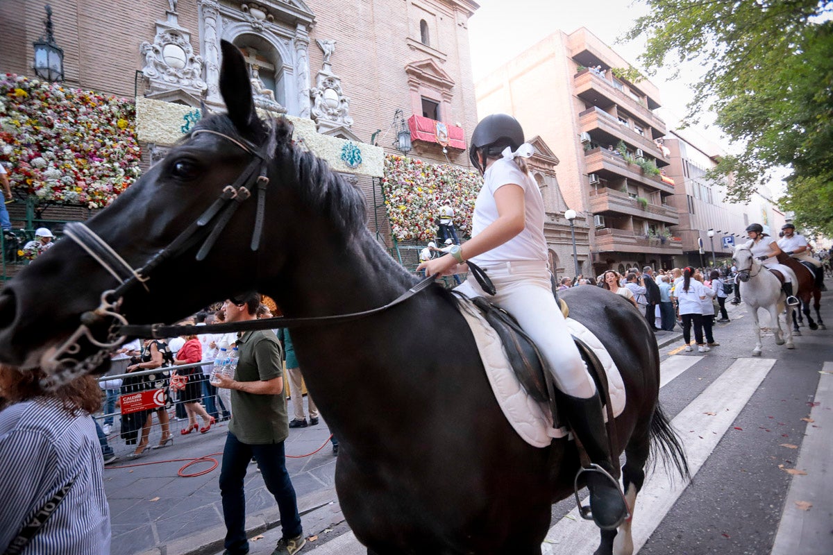 Miles de granadinos se reúnen en la Carrera para llenar de color la Basílica de las Angustias 