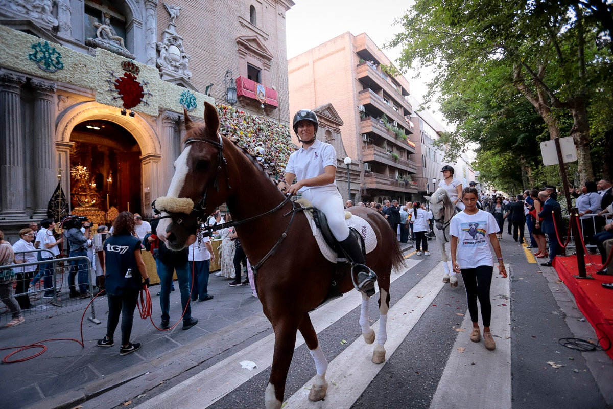 Miles de granadinos se reúnen en la Carrera para llenar de color la Basílica de las Angustias 