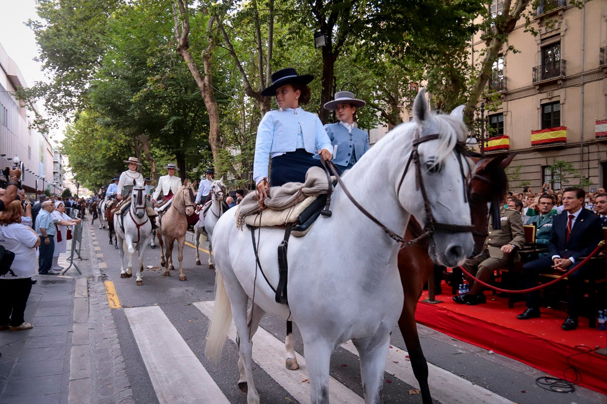 Miles de granadinos se reúnen en la Carrera para llenar de color la Basílica de las Angustias 