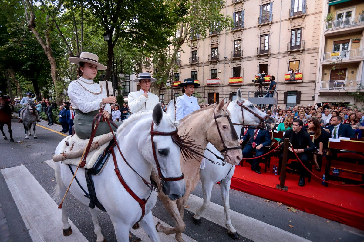 Miles de granadinos se reúnen en la Carrera para llenar de color la Basílica de las Angustias 