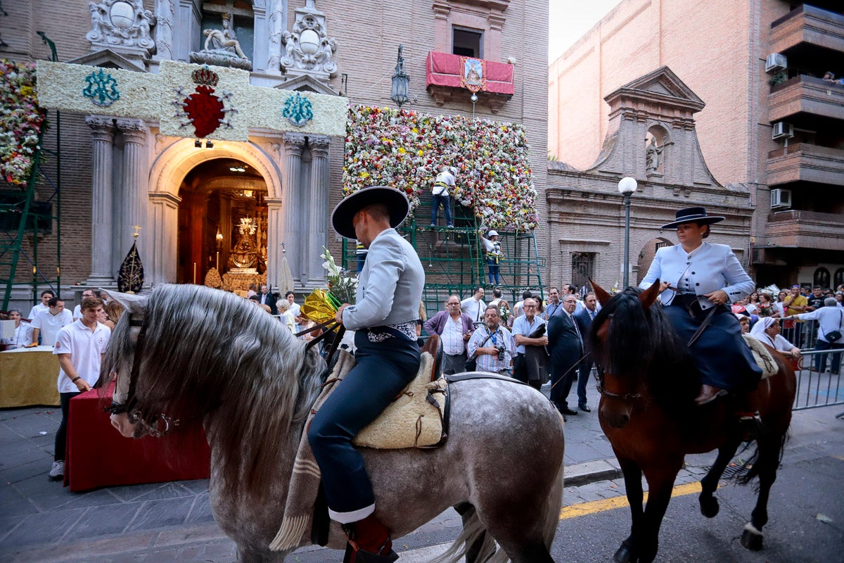 Miles de granadinos se reúnen en la Carrera para llenar de color la Basílica de las Angustias 