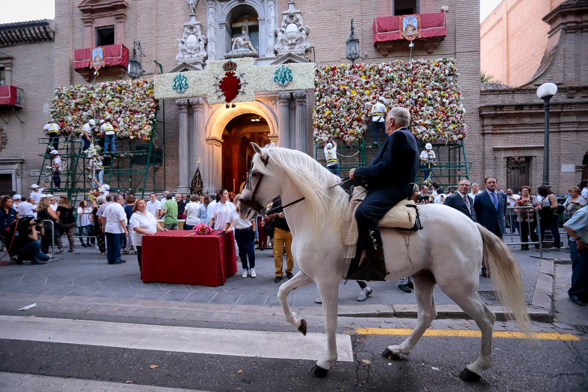 Miles de granadinos se reúnen en la Carrera para llenar de color la Basílica de las Angustias 