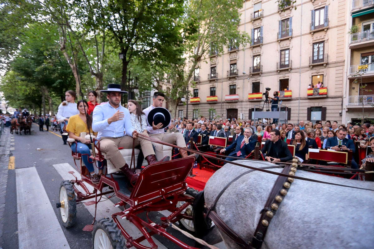 Miles de granadinos se reúnen en la Carrera para llenar de color la Basílica de las Angustias 