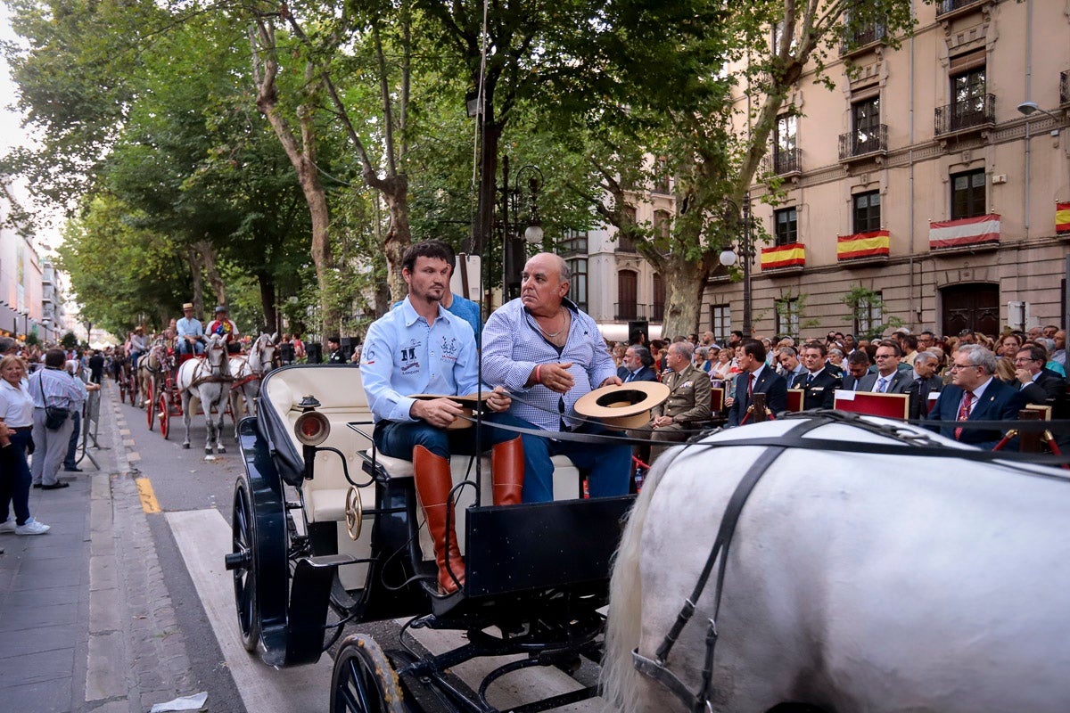 Miles de granadinos se reúnen en la Carrera para llenar de color la Basílica de las Angustias 