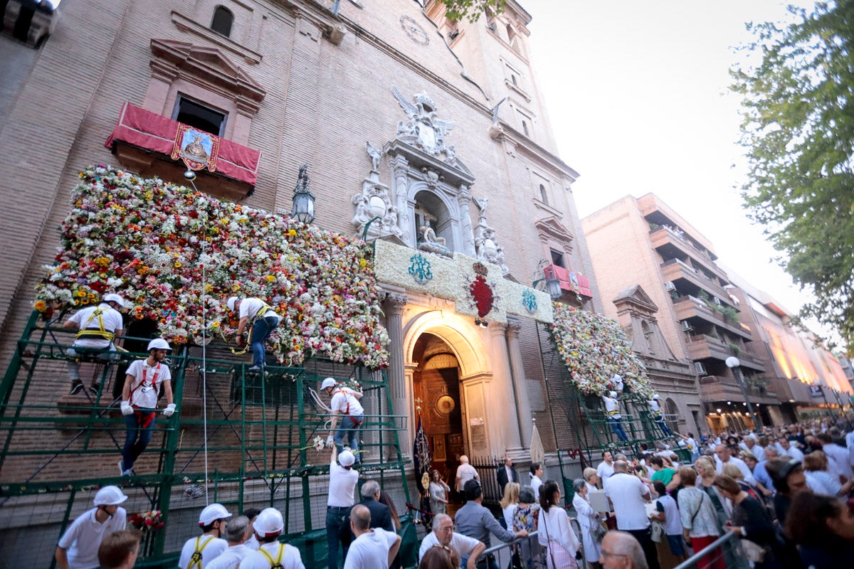 Miles de granadinos se reúnen en la Carrera para llenar de color la Basílica de las Angustias 