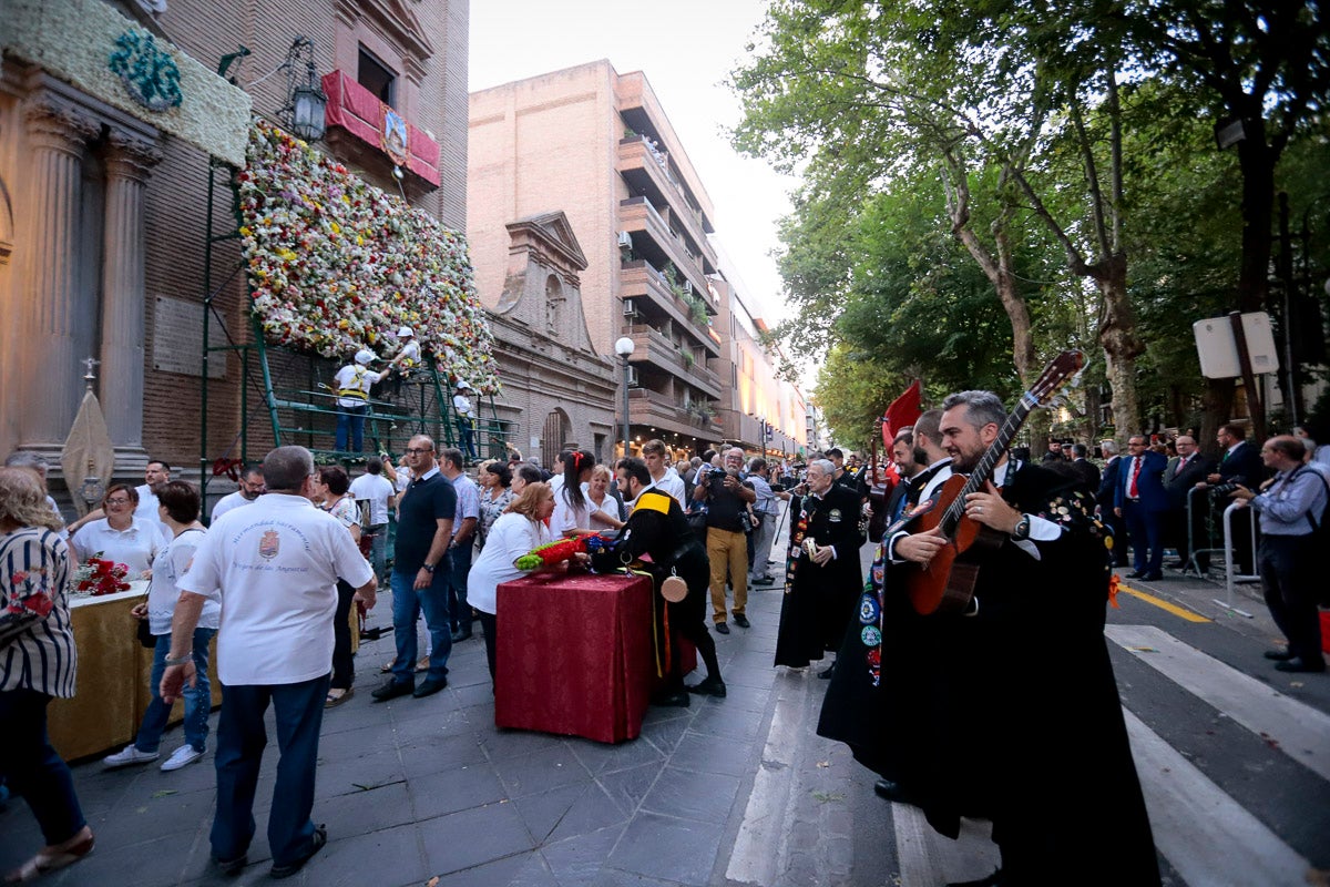 Miles de granadinos se reúnen en la Carrera para llenar de color la Basílica de las Angustias 