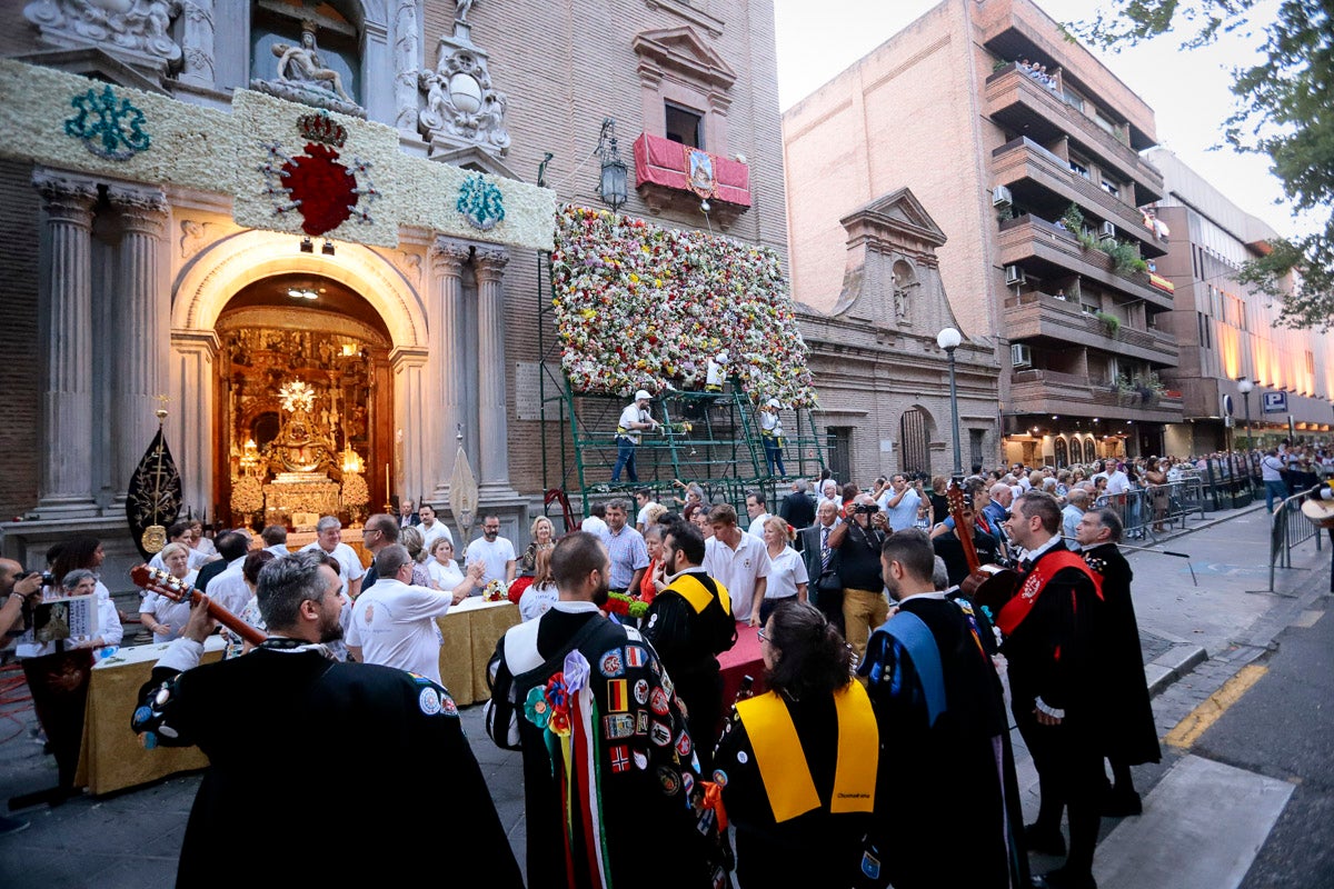 Miles de granadinos se reúnen en la Carrera para llenar de color la Basílica de las Angustias 