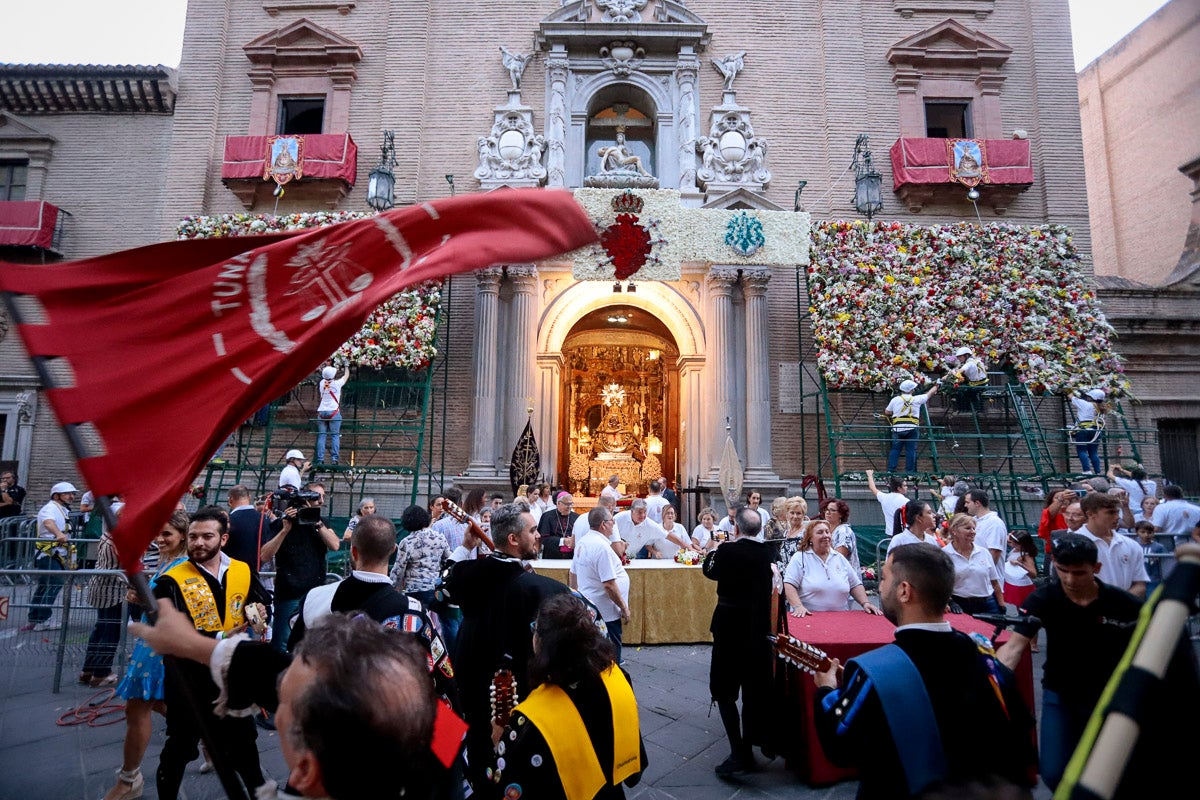 Miles de granadinos se reúnen en la Carrera para llenar de color la Basílica de las Angustias 