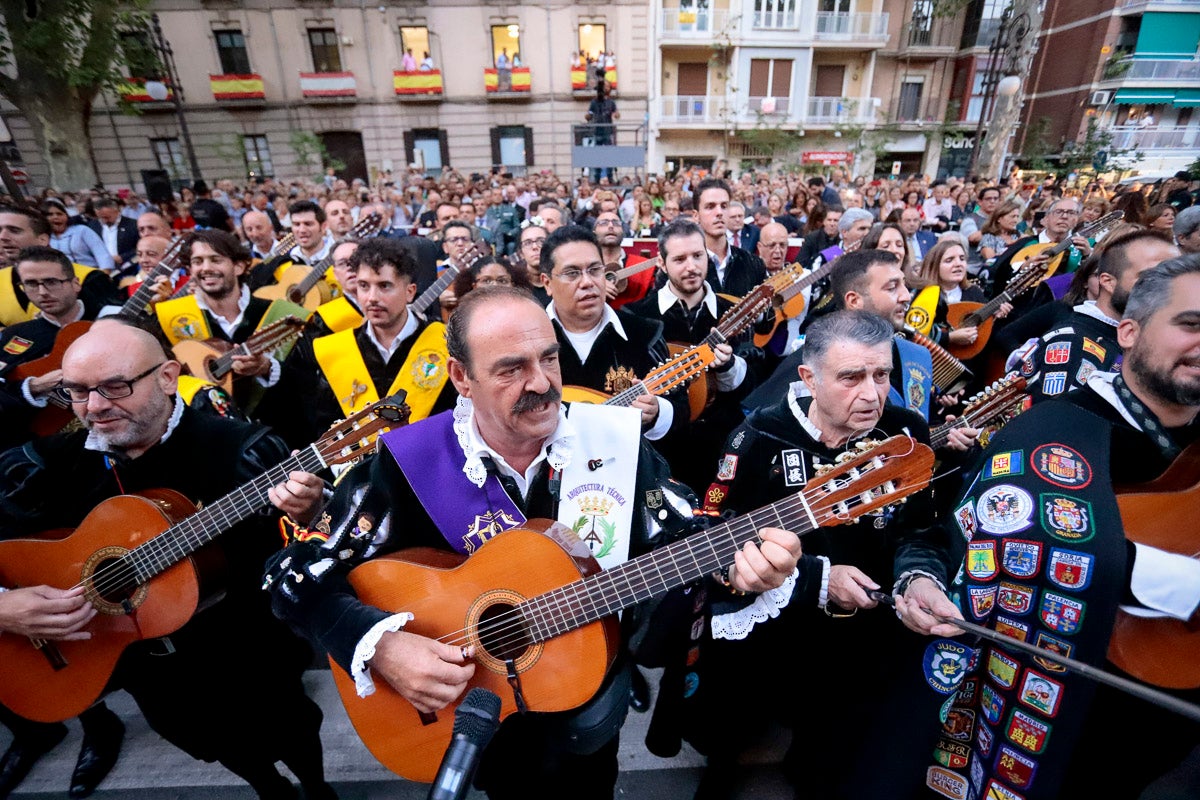 Miles de granadinos se reúnen en la Carrera para llenar de color la Basílica de las Angustias 