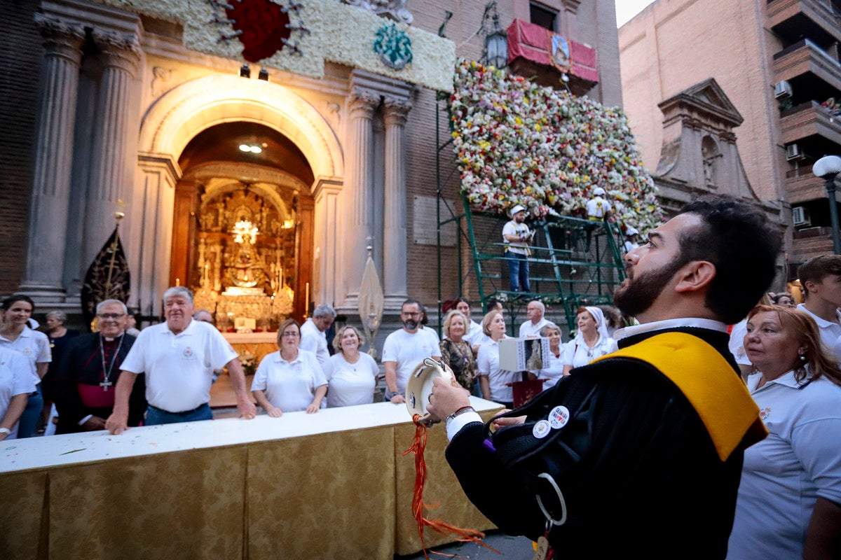 Miles de granadinos se reúnen en la Carrera para llenar de color la Basílica de las Angustias 