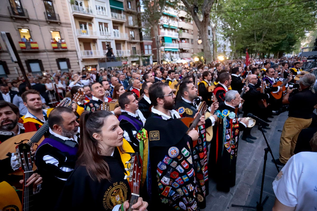 Miles de granadinos se reúnen en la Carrera para llenar de color la Basílica de las Angustias 