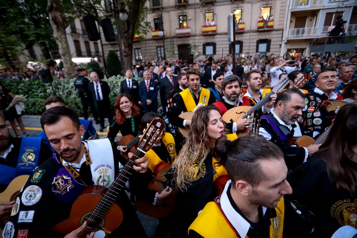 Miles de granadinos se reúnen en la Carrera para llenar de color la Basílica de las Angustias 