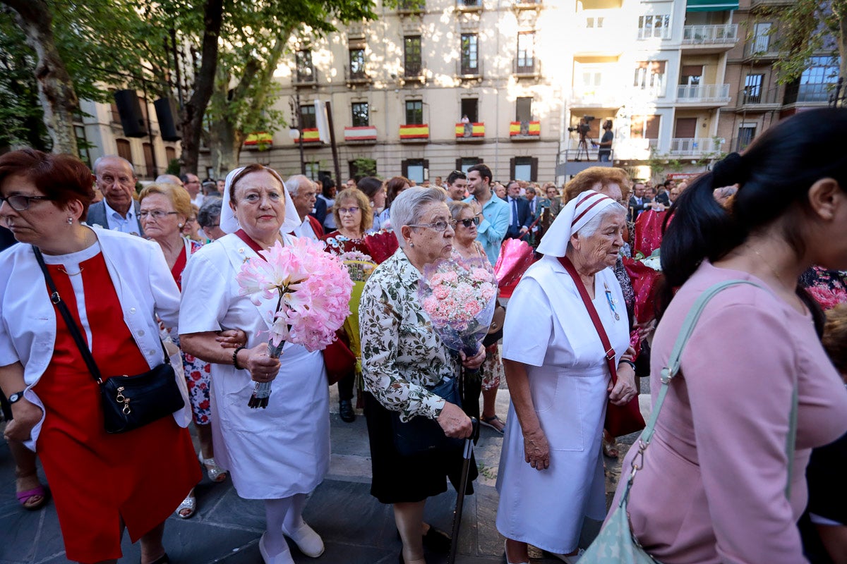 Miles de granadinos se reúnen en la Carrera para llenar de color la Basílica de las Angustias 