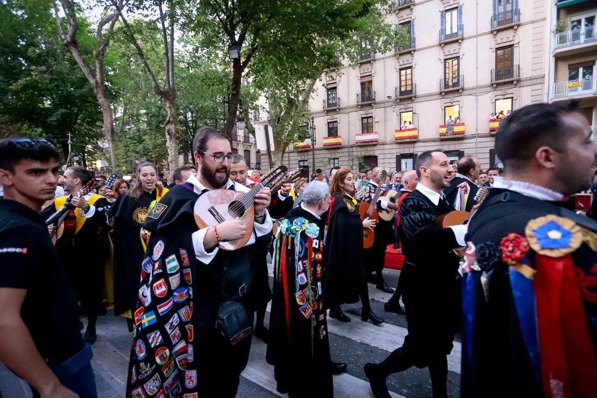 Miles de granadinos se reúnen en la Carrera para llenar de color la Basílica de las Angustias 