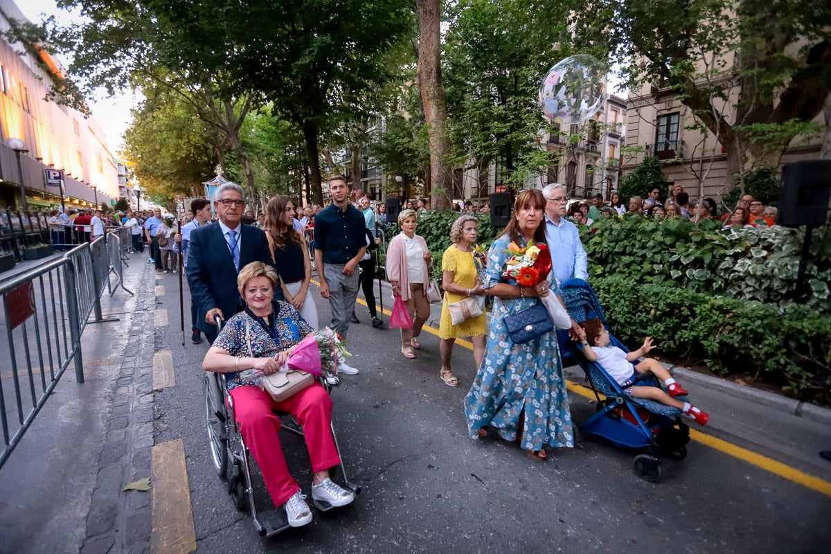 Miles de granadinos se reúnen en la Carrera para llenar de color la Basílica de las Angustias 