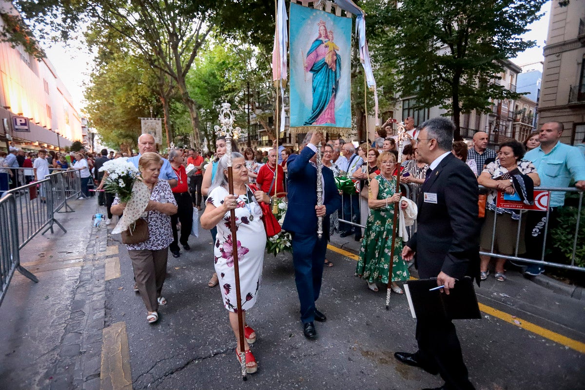 Miles de granadinos se reúnen en la Carrera para llenar de color la Basílica de las Angustias 