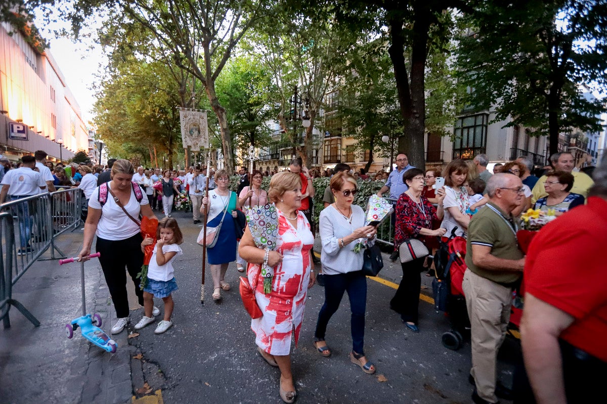 Miles de granadinos se reúnen en la Carrera para llenar de color la Basílica de las Angustias 