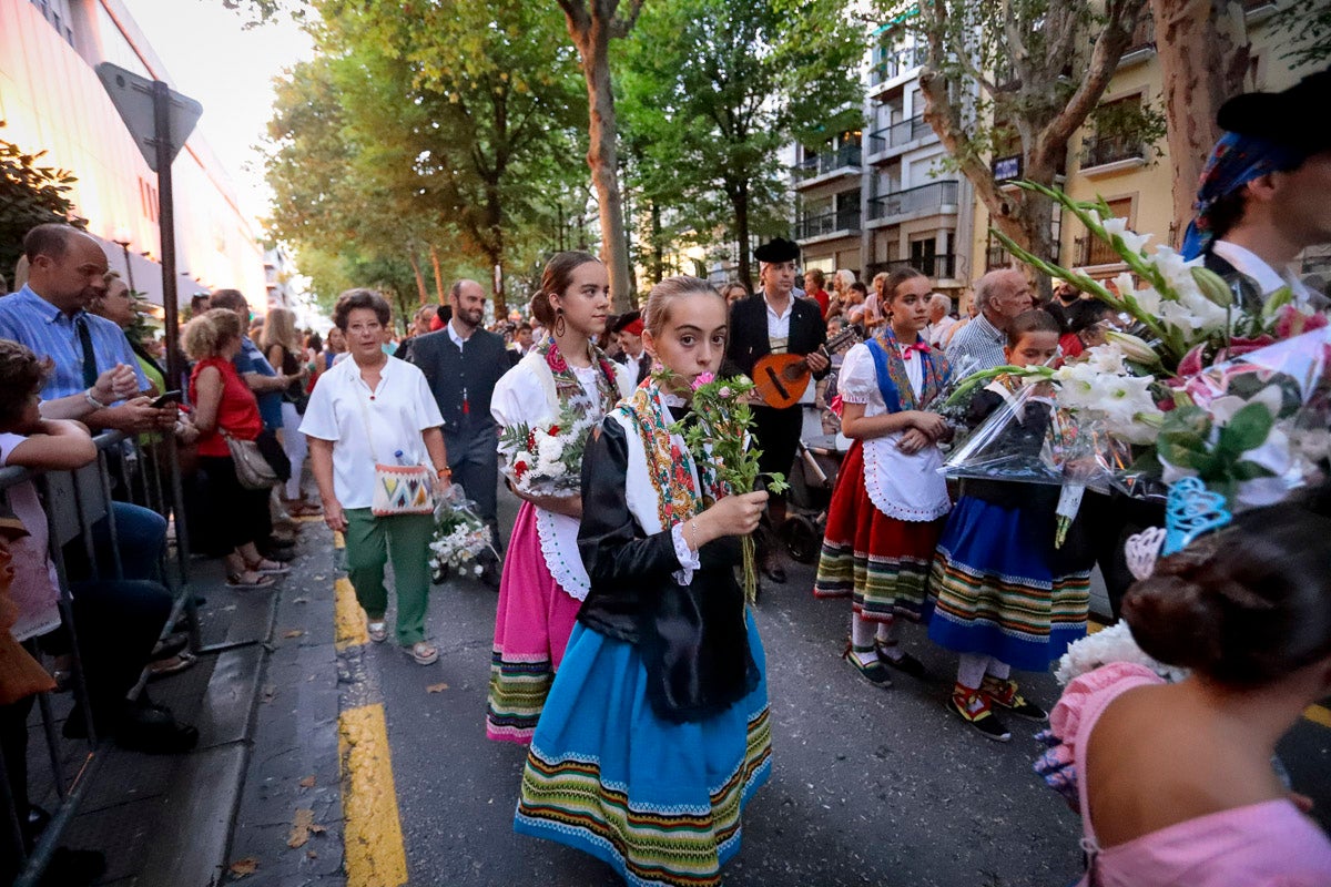 Miles de granadinos se reúnen en la Carrera para llenar de color la Basílica de las Angustias 