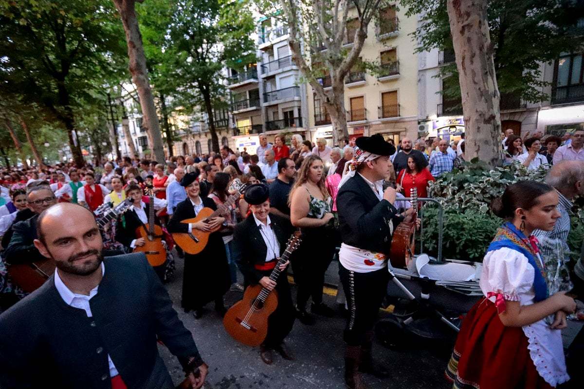 Miles de granadinos se reúnen en la Carrera para llenar de color la Basílica de las Angustias 