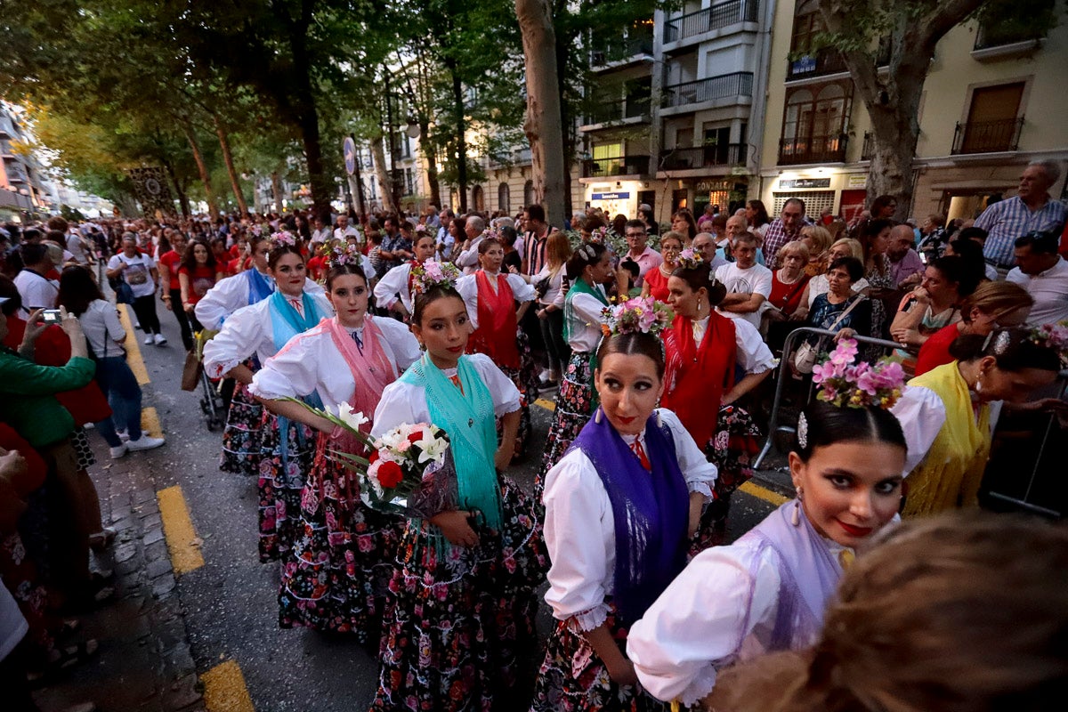 Miles de granadinos se reúnen en la Carrera para llenar de color la Basílica de las Angustias 