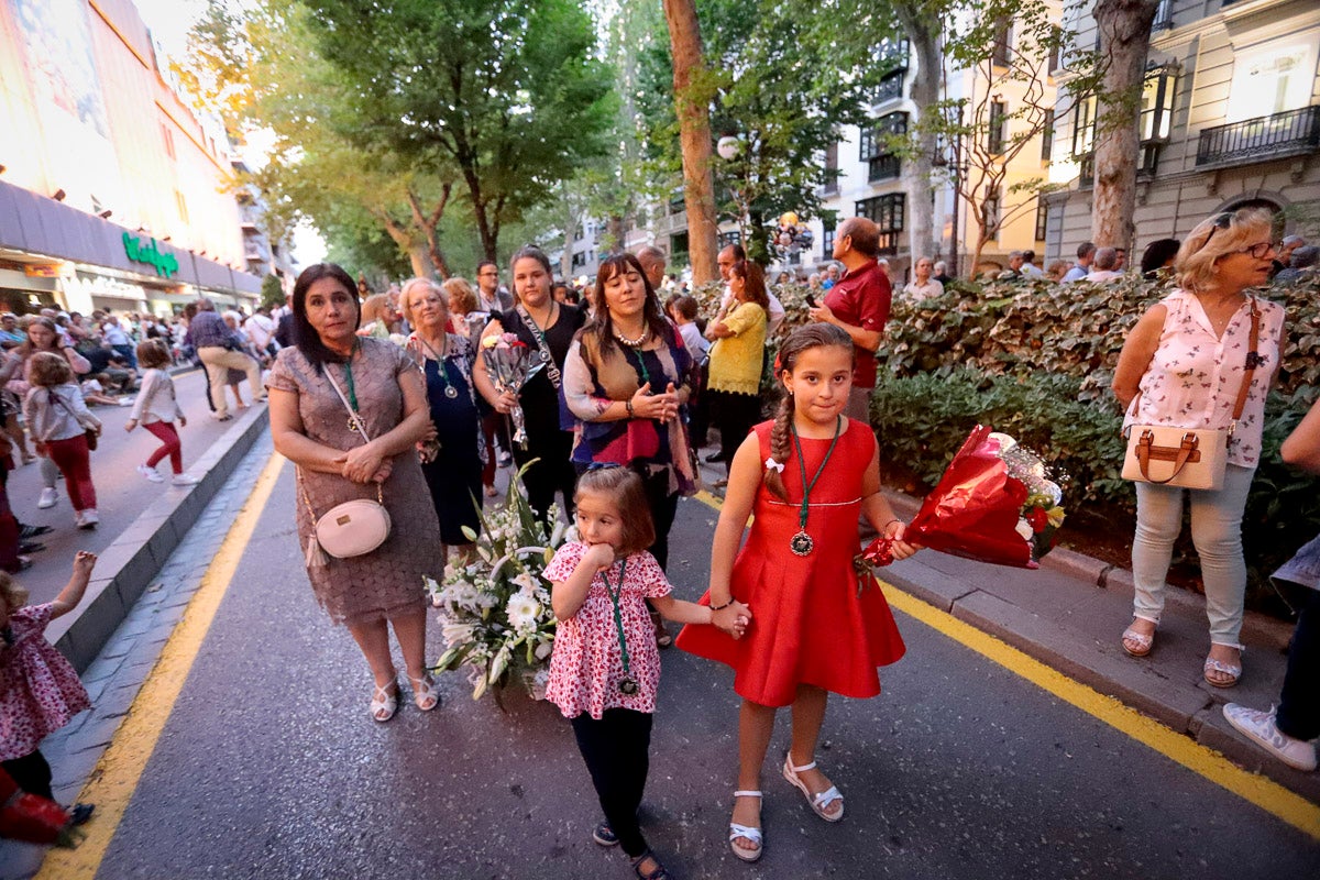 Miles de granadinos se reúnen en la Carrera para llenar de color la Basílica de las Angustias 