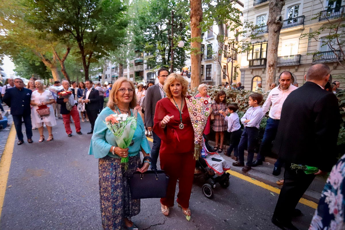 Miles de granadinos se reúnen en la Carrera para llenar de color la Basílica de las Angustias 