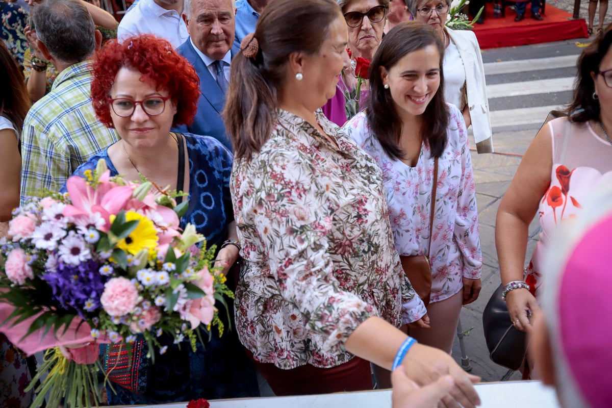 Miles de granadinos se reúnen en la Carrera para llenar de color la Basílica de las Angustias 