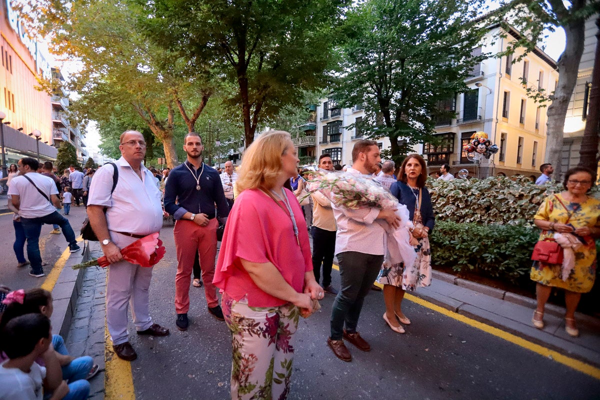 Miles de granadinos se reúnen en la Carrera para llenar de color la Basílica de las Angustias 