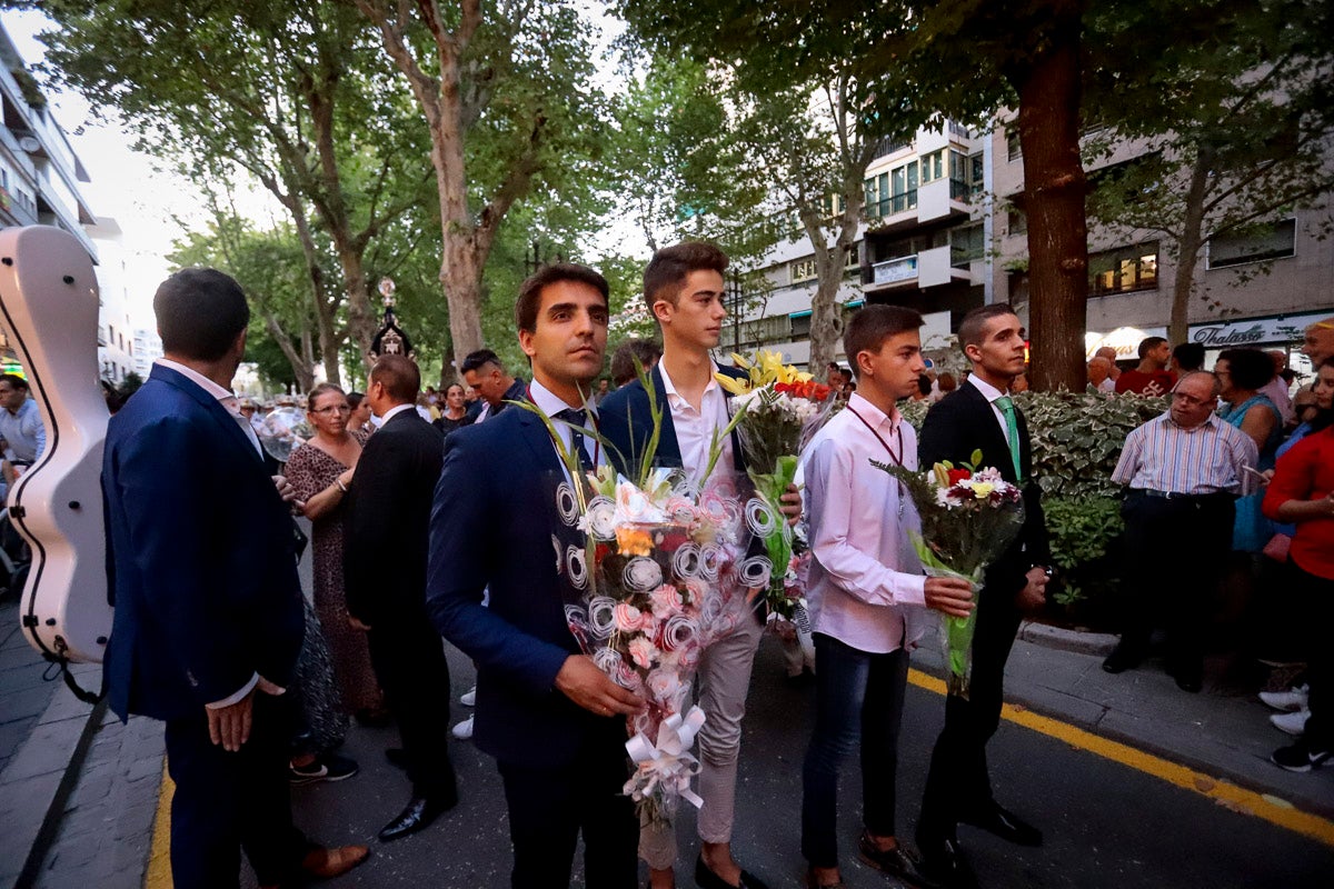 Miles de granadinos se reúnen en la Carrera para llenar de color la Basílica de las Angustias 