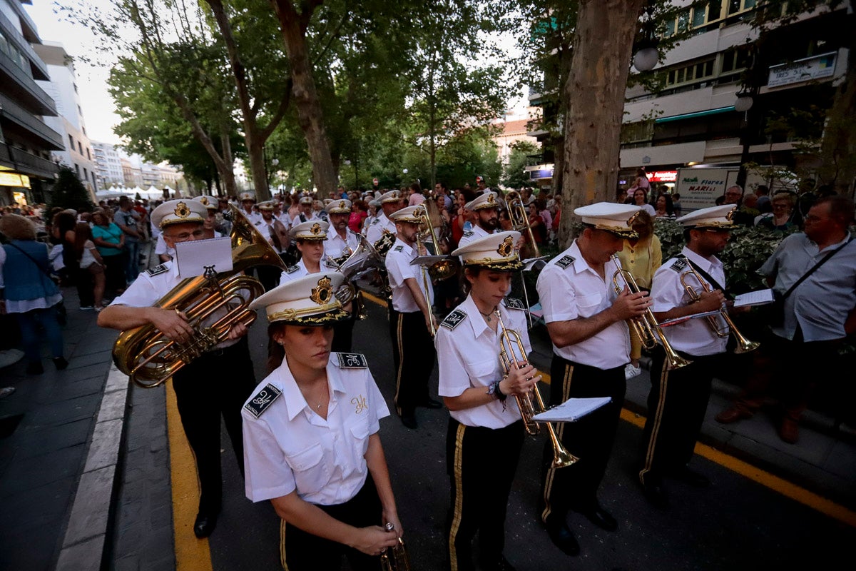 Miles de granadinos se reúnen en la Carrera para llenar de color la Basílica de las Angustias 