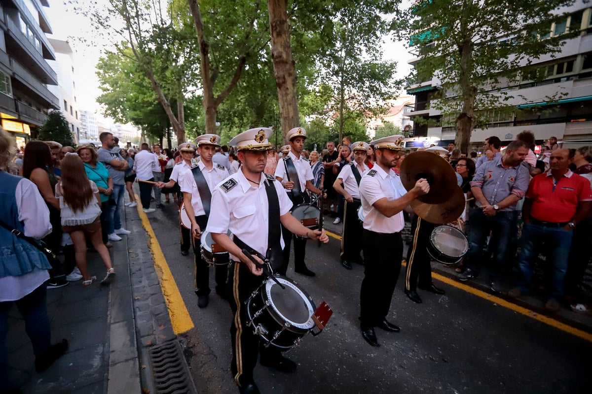 Miles de granadinos se reúnen en la Carrera para llenar de color la Basílica de las Angustias 