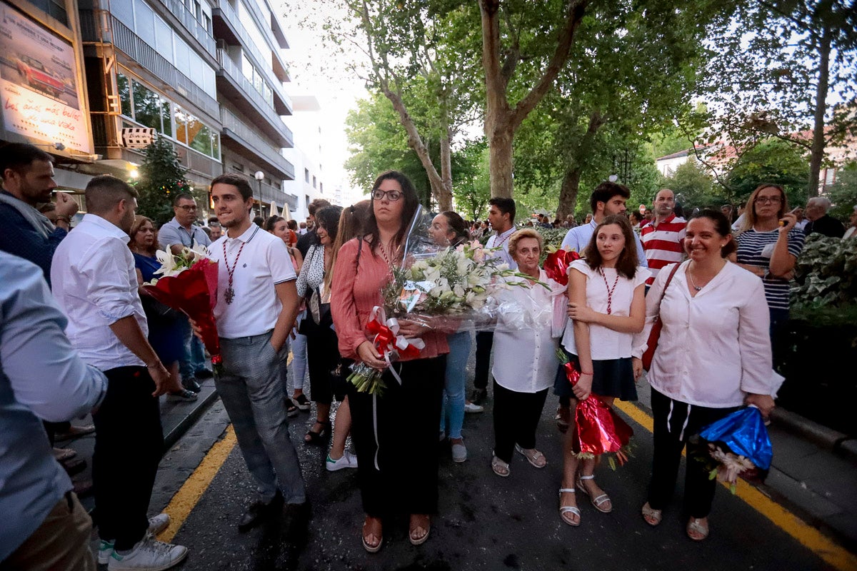 Miles de granadinos se reúnen en la Carrera para llenar de color la Basílica de las Angustias 