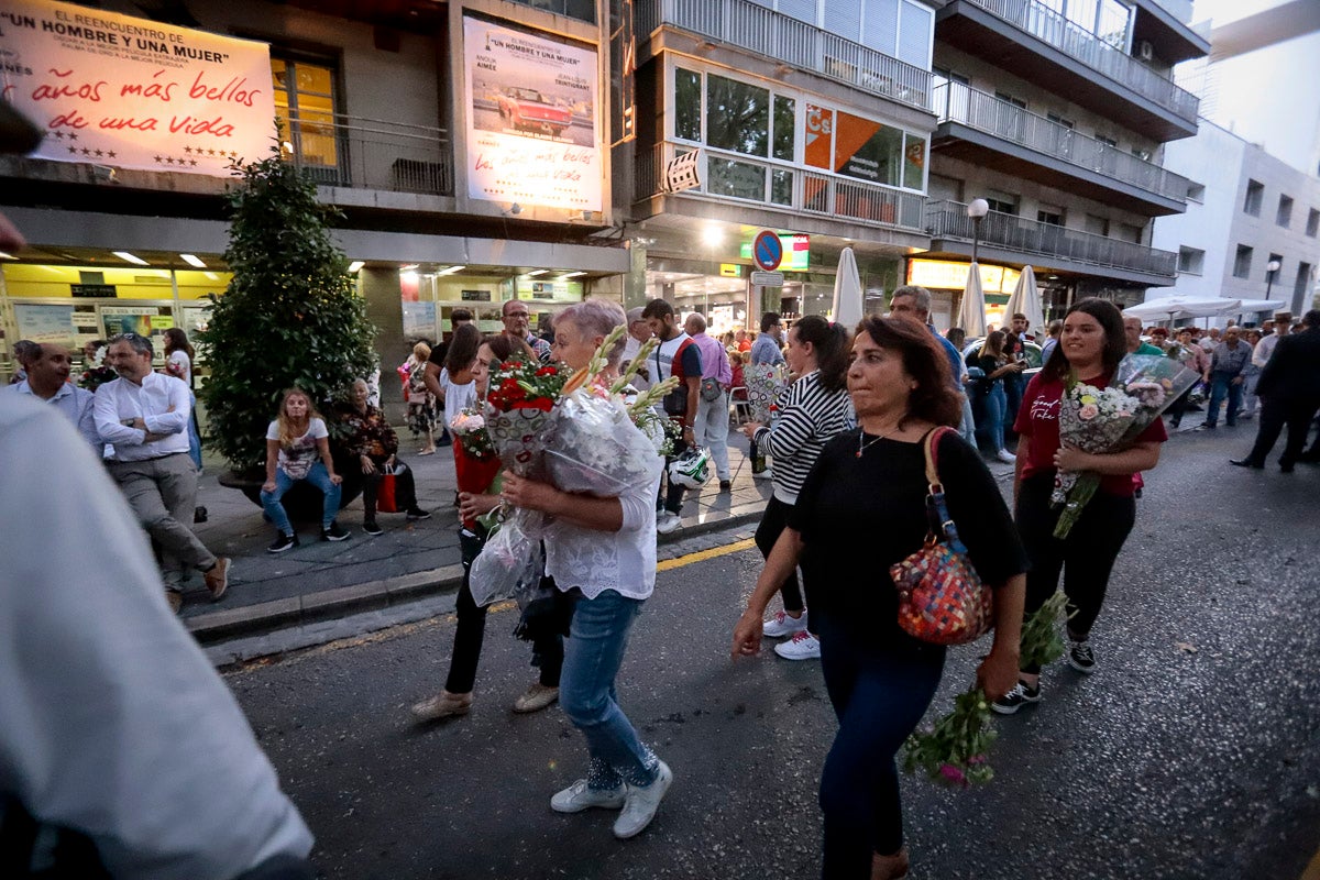 Miles de granadinos se reúnen en la Carrera para llenar de color la Basílica de las Angustias 