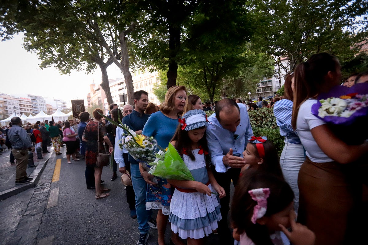 Miles de granadinos se reúnen en la Carrera para llenar de color la Basílica de las Angustias 