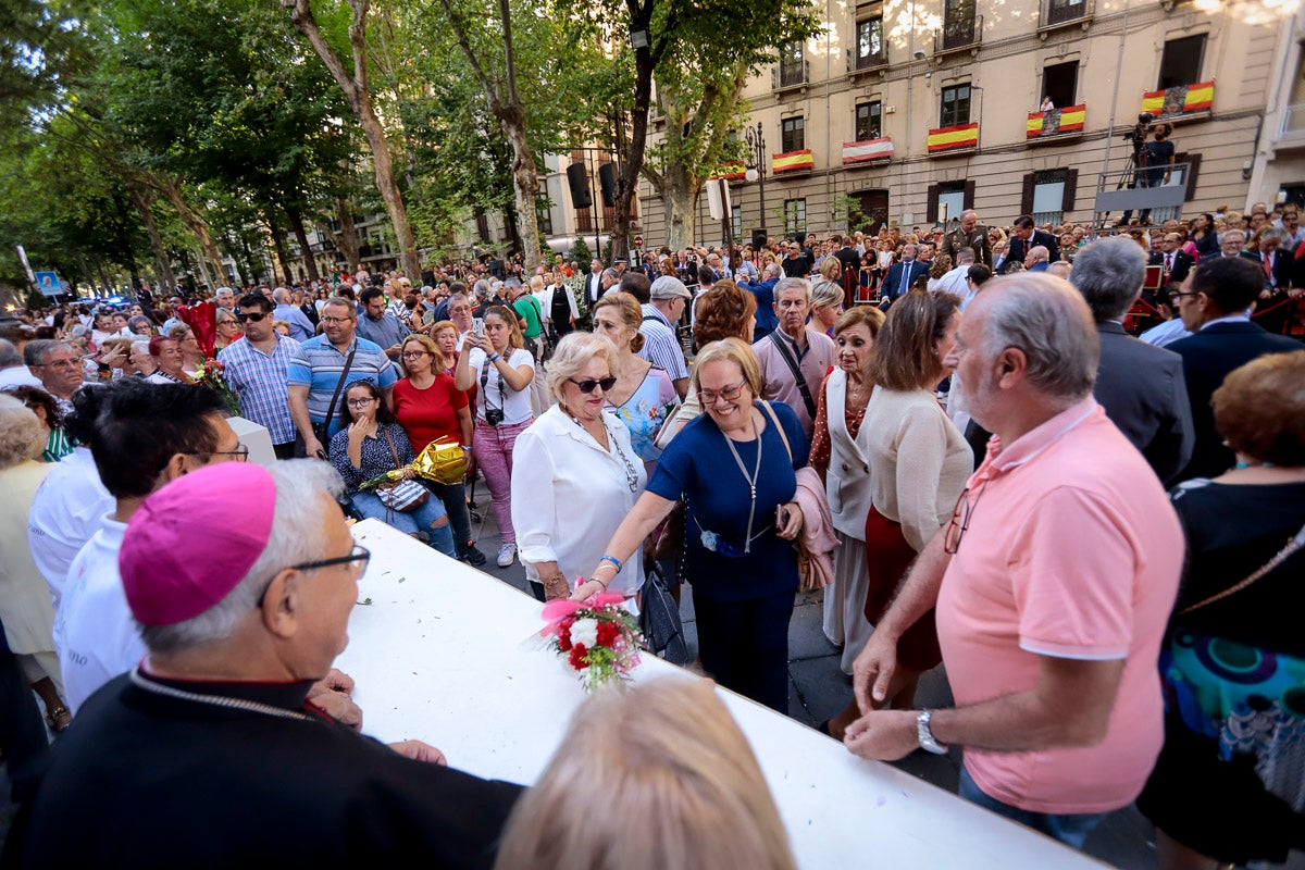 Miles de granadinos se reúnen en la Carrera para llenar de color la Basílica de las Angustias 