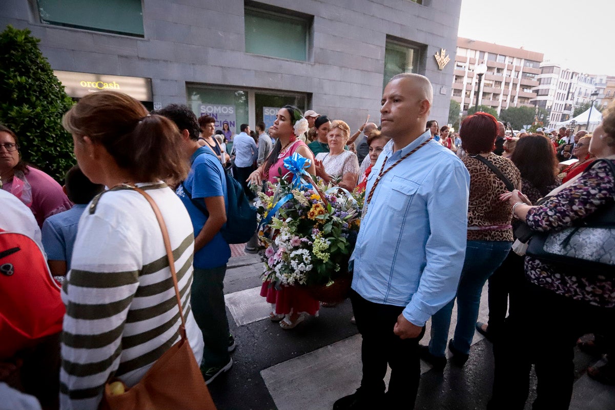 Miles de granadinos se reúnen en la Carrera para llenar de color la Basílica de las Angustias 