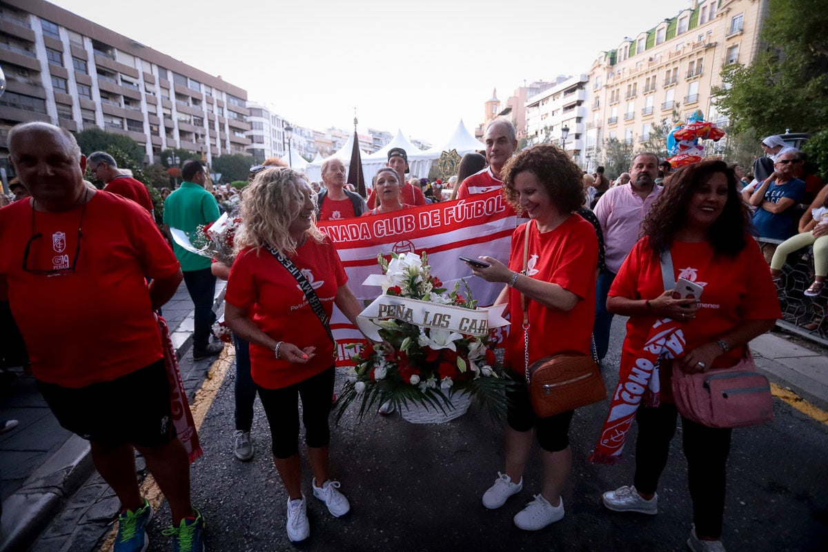 Miles de granadinos se reúnen en la Carrera para llenar de color la Basílica de las Angustias 