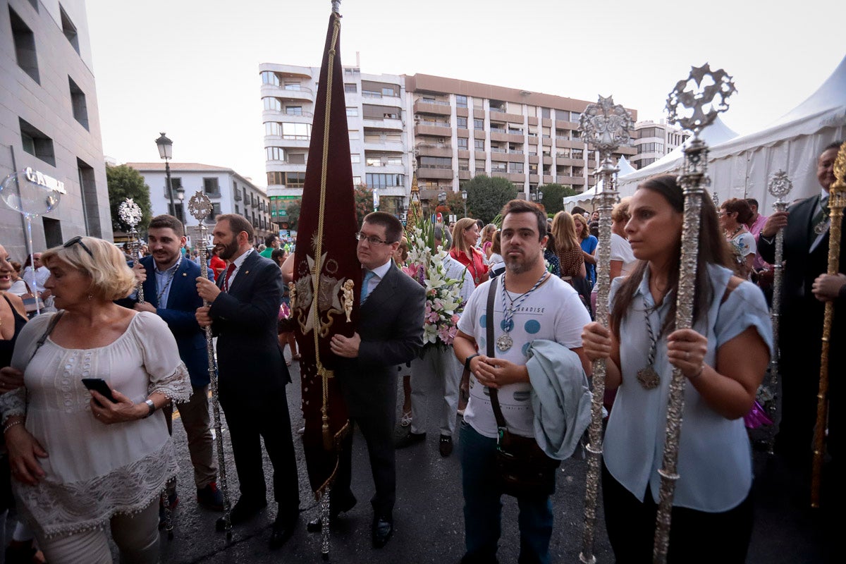 Miles de granadinos se reúnen en la Carrera para llenar de color la Basílica de las Angustias 