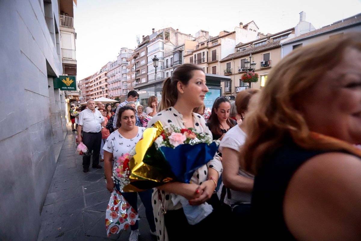 Miles de granadinos se reúnen en la Carrera para llenar de color la Basílica de las Angustias 