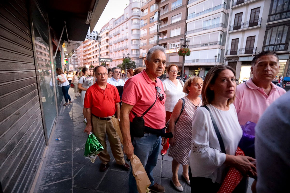 Miles de granadinos se reúnen en la Carrera para llenar de color la Basílica de las Angustias 