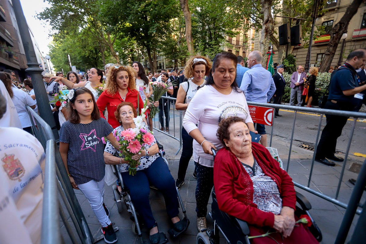 Miles de granadinos se reúnen en la Carrera para llenar de color la Basílica de las Angustias 