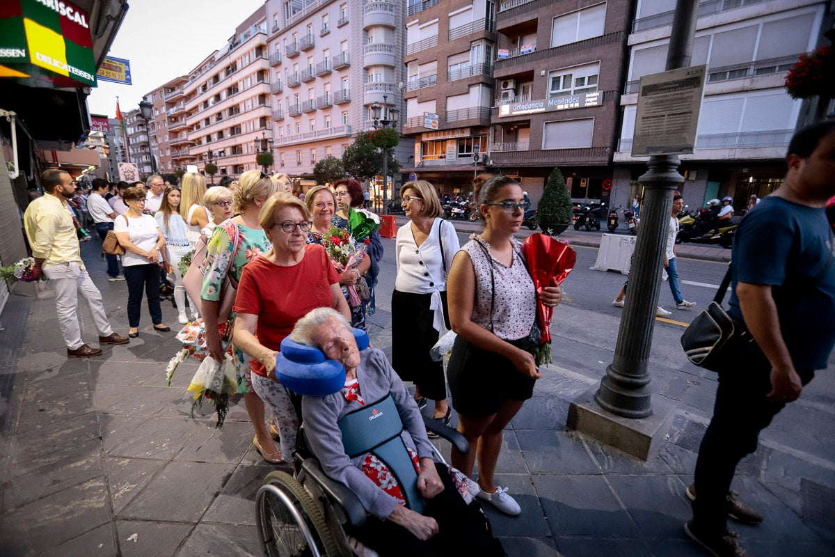 Miles de granadinos se reúnen en la Carrera para llenar de color la Basílica de las Angustias 