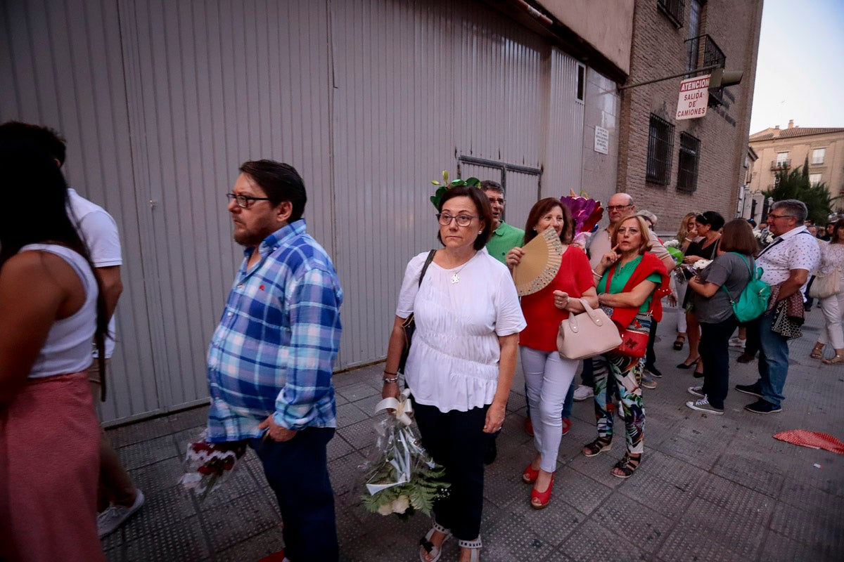 Miles de granadinos se reúnen en la Carrera para llenar de color la Basílica de las Angustias 