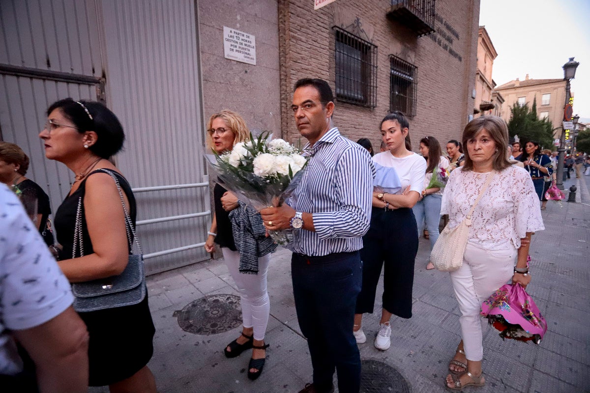 Miles de granadinos se reúnen en la Carrera para llenar de color la Basílica de las Angustias 